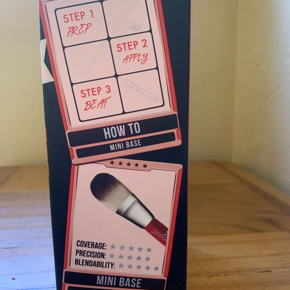 Flirtatious Looks makeup brush set - Picture 3 of 5